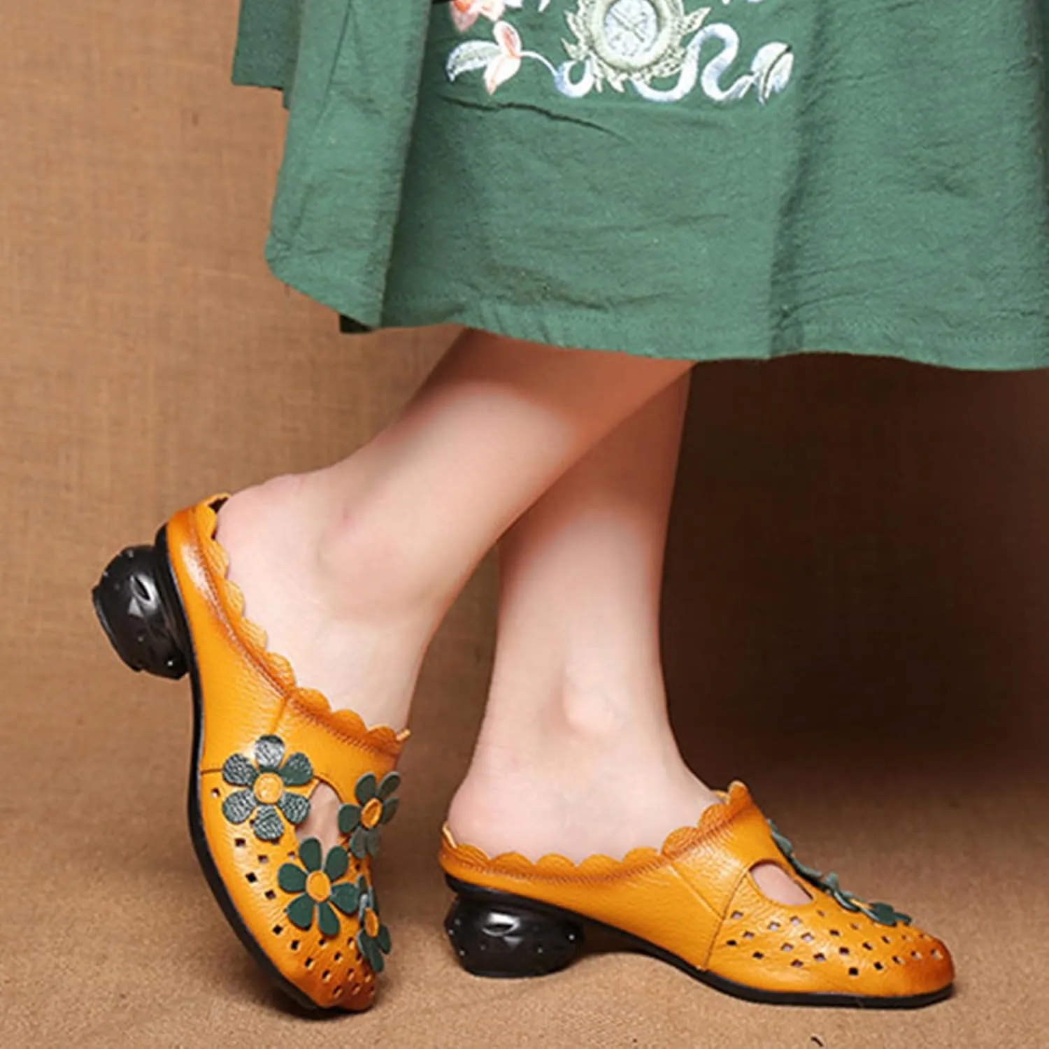 Women's Leather Hollow Chunky Heel Mules, Fashionable Retro Floral Closed Wide Toe Block Heel Pumps Sandals, Comfortable and Breathable Walking Backless Loafers Suitable for Work Walking